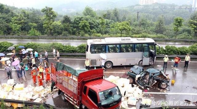 重庆高速车祸最新消息，重庆高速事故实时报道